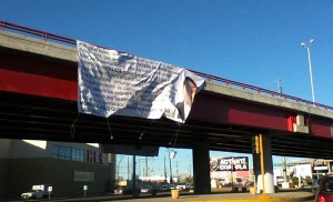 La manta colgada en Piedras Negras. Foto: Estado Mayor