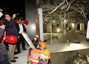 EPN recorriendo la zona del siniestro. Foto: El Universal