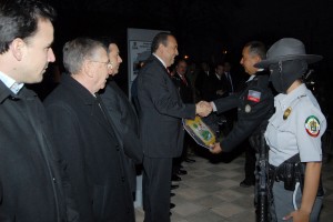 El gobernador Moreira en entrega de equipamiento. Foto: Estado Mayor