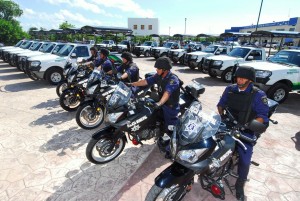 Entrega de equipamiento a policías. Foto: Estado Mayor