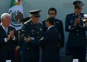 El General Cienfuegos saluda al Comandante Supremos de las Fuerzas Armadas. Foto: Milenio