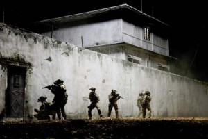 El Equipo 6 de los Seals es la élite de la élite militar de Estados Unidos y apenas lo conforman 300 hombres que han superado infernales entrenamientos. No hay ninguna mujer entre ellos ni tampoco es un paraíso juvenil porque la edad media entre los Seals es de 22 a 25 años, mientras que el All Star Team ronda la treintena y no pocos son cuarentones. Su última misión exitosa la retrata Bigelow en La noche más oscura.