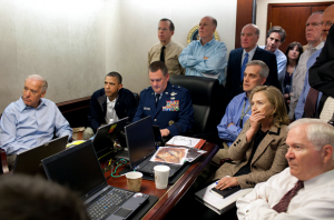 Esta imagen histórica la tomó Pete Souza, fotógrafo de la Casa Blanca, el 1 de mayo de 2011 en la Sala de Emergencias y tiene un nombre propio de la era cibernética: P050111PS-0210, y ha sido vista y enviada millones de veces por toda la red en todo el mundo. En ella se ven sentados, de izquierda a derecha, al Vicepresidente Joe Biden, Presidente Barack Obama, General de Brigada Marshall B. “Brad” Webb, Ayudante del General que ordena el Mando Conjunto de Operaciones Especiales, Denis McDonough,  Asesor para la Seguridad Nacional, Hillary Rodham Clinton, Secretaria de Estado, y Robert Gates, Secretario de Defensa. De pie, de nueva cuenta de izquierda a derecha, Almirante Mike Mullen, Presidente del Estado Mayor Conjunto de los Estados Unidos, Tom Donilon, Consejero de Seguridad Nacional, William M. Daley, Jefe de Gabinete, Tony Blinken, Consejero de Seguridad Nacional del Vicepresidente, Audrey Tomason, Directora para Contraterrorismo del Consejo Nacional de Seguridad, una persona sin identificar con camisa beige, John O. Brennan, Ayudante del Presidente para la Seguridad de la Patria y Contraterrorismo, James R. Clapper, Director del Centro de Inteligencia Nacional, un hombre con traje negro y corbata blanca que después sería definido como "John", analista de la CIA, que fue el primero que escribió en verano de 2010 que la Agencia Central de Información podría tener una pista legítima sobre el paradero de Osama Bin Laden. Todos siguen a detalle la operación en contra del enemigo más buscado de Estados Unidos.