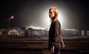Por su papel interpretando a la agente Maya, Jessica Chastain fue nominada para recibir el Oscar por mejor actriz. Chastain, es hija de un bombero y de una chef vegana por lo cual ella es vegetariana. Contrario a su papel, ella ha dicho sobre su actitud vegana: “No quiero torturar nada. Quiero vivir una vida en donde no esté contribuyendo a la crueldad en el mundo. Mientras esté en este planeta quiero que toda la gente que conozca se sienta agradecida de que estén aquí”