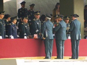 El Secretario de la Defensa Nacional entrega condecoraciones. Foto: Estado Mayor