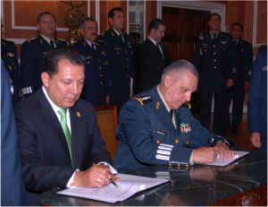 El Dr. Plascencia Villanueva y el General Secretario Cienfuegos Zepeda. Foto: Sedena