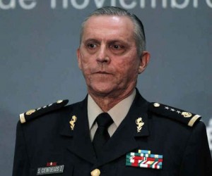 El General Cienfuegos manda a un soldado a la guerra sin armas. Foto: Especial