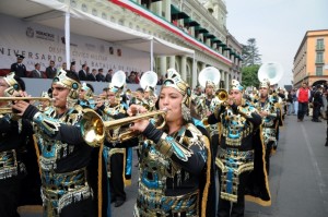 En ocasiones, el cielo es el límite para la imaginación de los participantes de los desfiles cívicos militares de Xalapa. A la rigidez estética del ejército y la marina, los xalapeños se tornan modernos guerreros aztecas de una neobigbangintergaláctica. En efecto, la imagen es de este año, ellos y ellas llegaron desde una lejana galaxia para conmemorar el triunfo de Zaragoza sobre las tropas invasoras francesas.