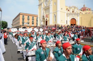 Familias enteras y xalapeños de todas las edades participan o presencian los desfiles del 5 de mayo, tal y como se aprecia en esta imagen de este año con la catedral como telón de fondo.