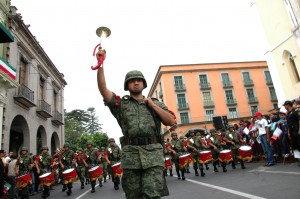 Xalapa mantiene, en sus celebraciones cívicas, una continuidad histórica que se remonta hasta los albores de la Independencia. Desde entonces las bandas militares recorren gallardamente el corazón de la capital veracruzana. La imagen forma parte desfile cívico militar del 5 de mayo de 2011. 