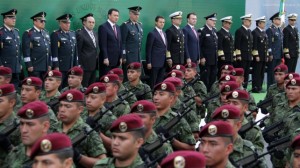 Entrega de reconocimientos por parte de EPN. Foto: Presidencia