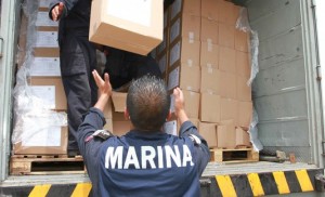 La Semar reparte víveres a los damnificados. Foto: Especial