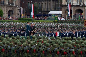 EPN pasó revista a las tropas participantes. Foto: Aristóteles Molina
