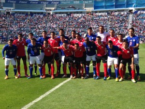 Los equipos, minutos antes de iniciar el partido. Foto: Angel Silva
