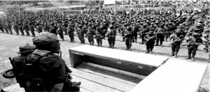"Marcos" frente a un contingente del EZLN. Foto: Especial