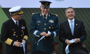 Miguel Ángel Mancera corta el listón de la expo junto a los titulares de Sedena y Semar. Foto: Angel Silva