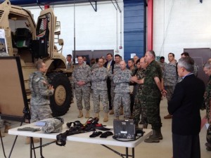 Los militares reciben una explicación sobre el uso del equipo. Foto: Sedena