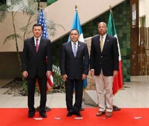Los representantes de México, Guatemala y EU. Foto: Segob