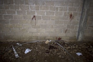 Orificios de bala en la pared de la bodega. Foto: AP