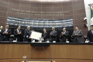 El titular de la Sedena recibe reconocimiento del Congreso. Foto: Senado de la República