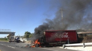 Camiones de Cocal-Cola fueron quemados por integrantes del crimen organizado. Foto: Especial