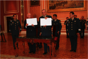 José Narro y Salvador Cienfuegos. Foto: Sedena