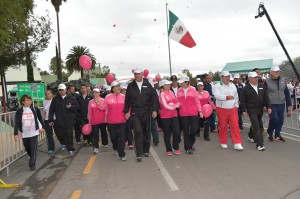 El General Cienfuegos caminó junto a las participantes. Foto: Sedena
