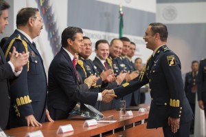 Entrega de ascenso al EMP. Foto: Presidencia