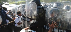 Enfrentamiento entre civiles y militares en Iguala. Foto: Aristegui Noticias